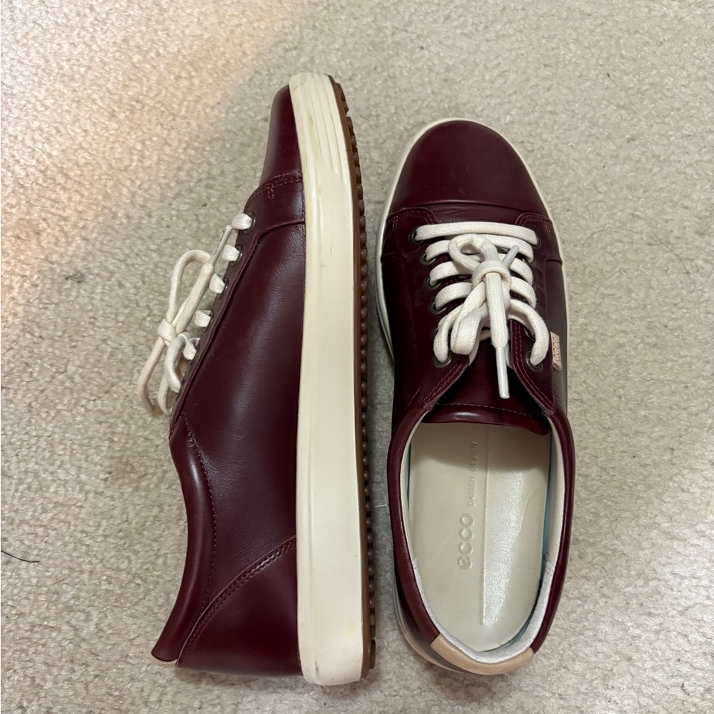 ECCO women’s Burgundy Leather Sneakers